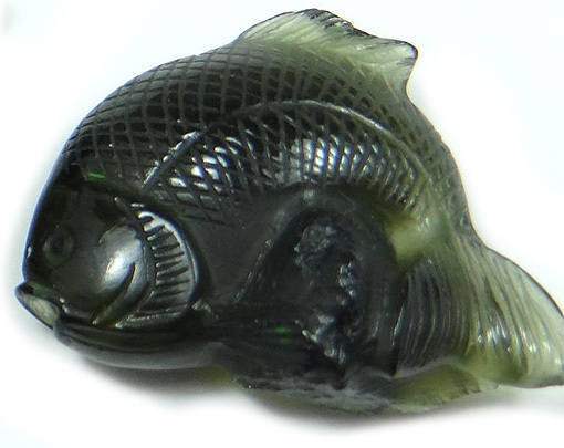 moldavite sculptée glyptique poisson