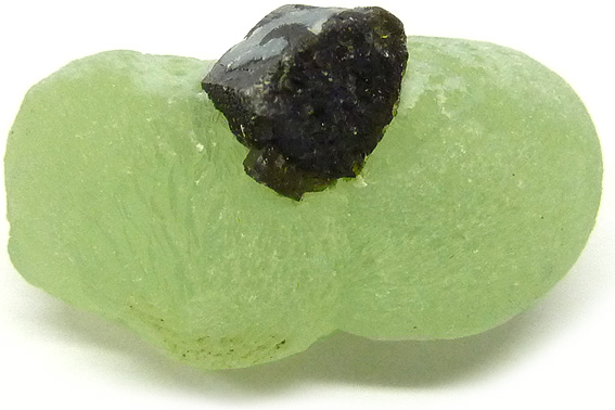 cristaux de prehnite verte et epidote noire