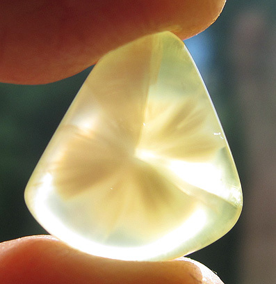 prehnite australienne avec inclusions blanches fibro-radi�es