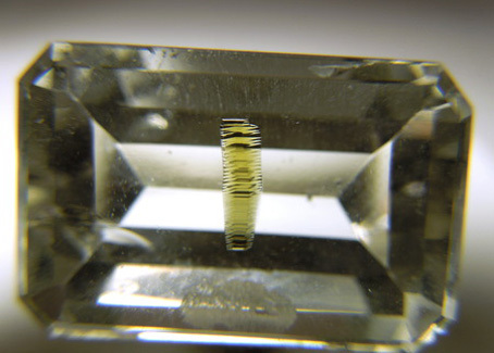 topaze brésilienne avec inclusion mica